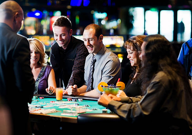 Multi-window view showing Texas poker table and live Liga 1 odds on nagagg platform